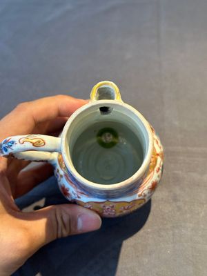 A Chinese English-decorated blue and white jug and cover, Kangxi — foto 7