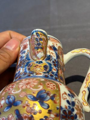 A Chinese English-decorated blue and white jug and cover, Kangxi — foto 8