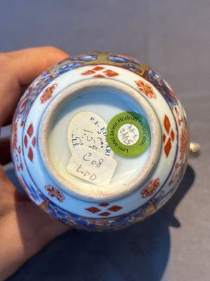 A Chinese English-decorated blue and white jug and cover, Kangxi — foto 9