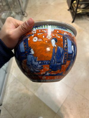A Chinese English-decorated blue and white scroll pot, Kangxi — 照片 1