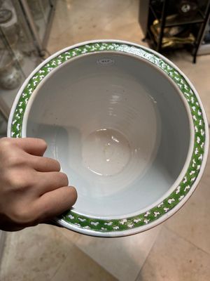 A Chinese English-decorated blue and white scroll pot, Kangxi — 照片 3