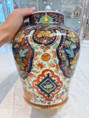A Chinese English-decorated blue and white vase and cover, Kangxi — 照片 3