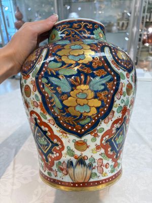 A Chinese English-decorated blue and white vase and cover, Kangxi — 照片 4