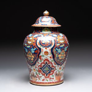 A Chinese English-decorated blue and white vase and cover, Kangxi — 照片 1