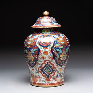 A Chinese English-decorated blue and white vase and cover, Kangxi — 照片 2