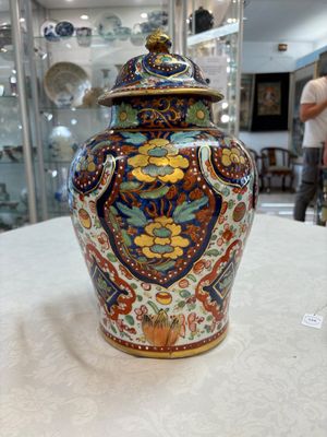 A Chinese English-decorated blue and white vase and cover, Kangxi — photo 1