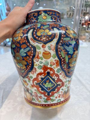 A Chinese English-decorated blue and white vase and cover, Kangxi — photo 5