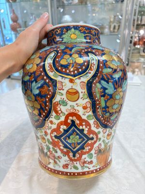 A Chinese English-decorated blue and white vase and cover, Kangxi — photo 9