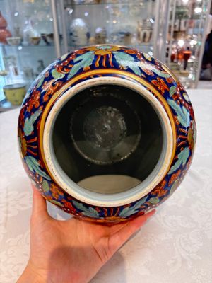 A Chinese English-decorated blue and white vase and cover, Kangxi — photo 10