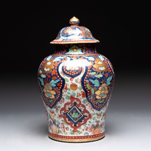 A Chinese English-decorated blue and white vase and cover, Kangxi — photo 3