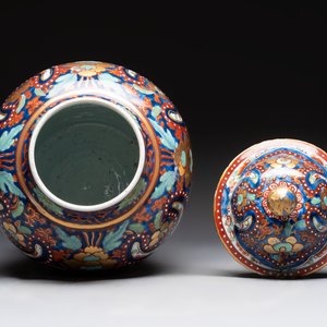 A Chinese English-decorated blue and white vase and cover, Kangxi — photo 5