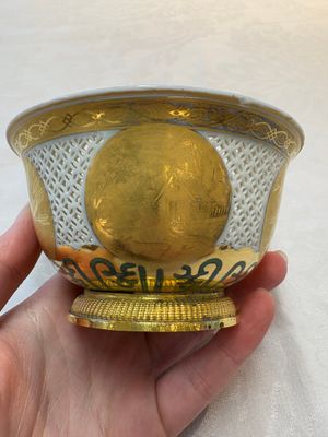 A Chinese European-decorated gilt bronze-mounted blue and white reticulated bowl, Transitional period — photo 1