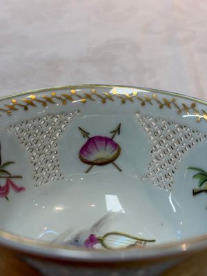 A Chinese European-decorated gilt bronze-mounted blue and white reticulated bowl, Transitional period — photo 11