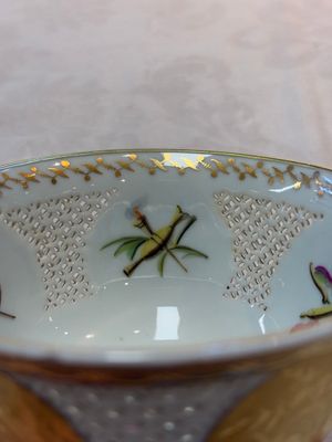 A Chinese European-decorated gilt bronze-mounted blue and white reticulated bowl, Transitional period — photo 12