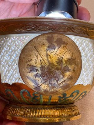 A Chinese European-decorated gilt bronze-mounted blue and white reticulated bowl, Transitional period — photo 17