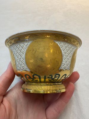 A Chinese European-decorated gilt bronze-mounted blue and white reticulated bowl, Transitional period — photo 2