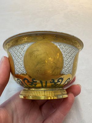 A Chinese European-decorated gilt bronze-mounted blue and white reticulated bowl, Transitional period — photo 3