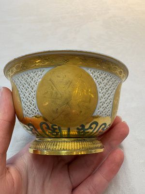 A Chinese European-decorated gilt bronze-mounted blue and white reticulated bowl, Transitional period — photo 4