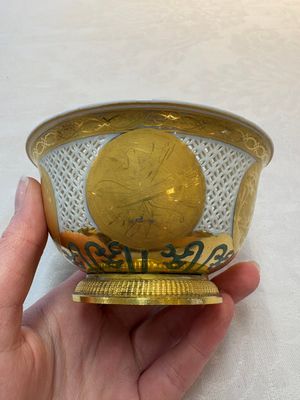 A Chinese European-decorated gilt bronze-mounted blue and white reticulated bowl, Transitional period — photo 5