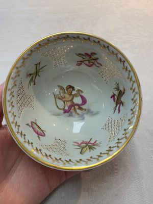 A Chinese European-decorated gilt bronze-mounted blue and white reticulated bowl, Transitional period — photo 6