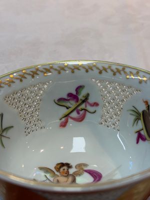 A Chinese European-decorated gilt bronze-mounted blue and white reticulated bowl, Transitional period — photo 8