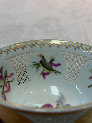 A Chinese European-decorated gilt bronze-mounted blue and white reticulated bowl, Transitional period — photo 9