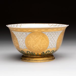 A Chinese European-decorated gilt bronze-mounted blue and white reticulated bowl, Transitional period — photo 1