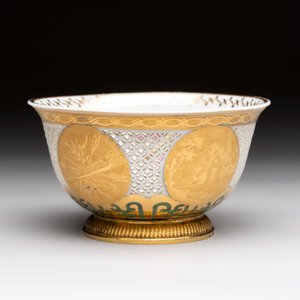 A Chinese European-decorated gilt bronze-mounted blue and white reticulated bowl, Transitional period — photo 2