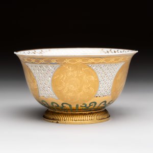 A Chinese European-decorated gilt bronze-mounted blue and white reticulated bowl, Transitional period — photo 3