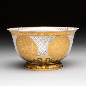 A Chinese European-decorated gilt bronze-mounted blue and white reticulated bowl, Transitional period — photo 4