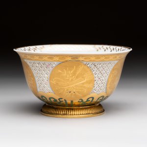 A Chinese European-decorated gilt bronze-mounted blue and white reticulated bowl, Transitional period — photo 5