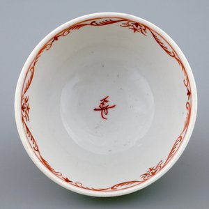 A Chinese European subject cup and saucer with cherry pickers, Qianlong, 18th C. — photo 4