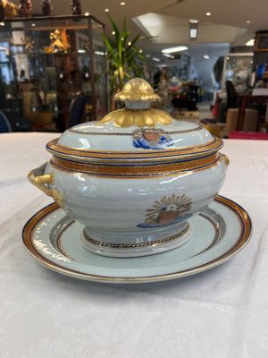 A Chinese export blue-and-orange-enamelled gilt-decorated covered tureen and stand with a Catholic Marian emblem, Jiaqing — photo 1