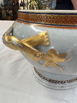 A Chinese export blue-and-orange-enamelled gilt-decorated covered tureen and stand with a Catholic Marian emblem, Jiaqing — photo 12