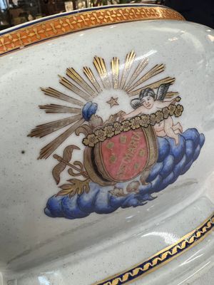 A Chinese export blue-and-orange-enamelled gilt-decorated covered tureen and stand with a Catholic Marian emblem, Jiaqing — photo 13