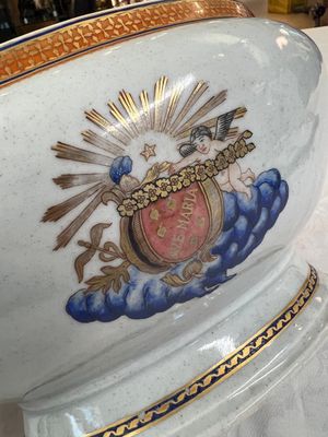 A Chinese export blue-and-orange-enamelled gilt-decorated covered tureen and stand with a Catholic Marian emblem, Jiaqing — photo 16