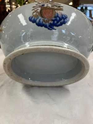 A Chinese export blue-and-orange-enamelled gilt-decorated covered tureen and stand with a Catholic Marian emblem, Jiaqing — photo 17