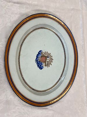 A Chinese export blue-and-orange-enamelled gilt-decorated covered tureen and stand with a Catholic Marian emblem, Jiaqing — photo 2