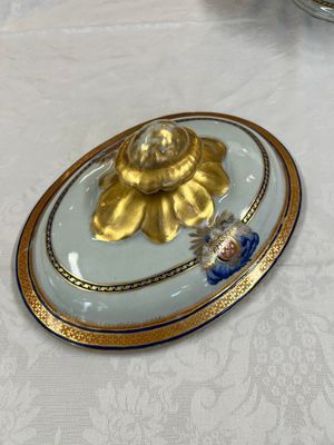 A Chinese export blue-and-orange-enamelled gilt-decorated covered tureen and stand with a Catholic Marian emblem, Jiaqing — photo 22