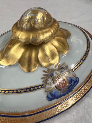 A Chinese export blue-and-orange-enamelled gilt-decorated covered tureen and stand with a Catholic Marian emblem, Jiaqing — photo 23