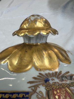 A Chinese export blue-and-orange-enamelled gilt-decorated covered tureen and stand with a Catholic Marian emblem, Jiaqing — photo 27