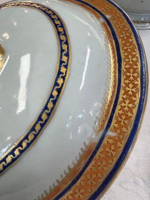 A Chinese export blue-and-orange-enamelled gilt-decorated covered tureen and stand with a Catholic Marian emblem, Jiaqing — photo 28