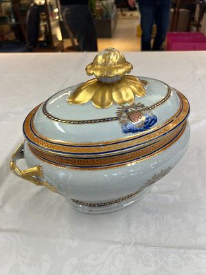A Chinese export blue-and-orange-enamelled gilt-decorated covered tureen and stand with a Catholic Marian emblem, Jiaqing — photo 9