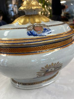 A Chinese export blue-and-orange-enamelled gilt-decorated covered tureen and stand with a Catholic Marian emblem, Jiaqing — photo 10
