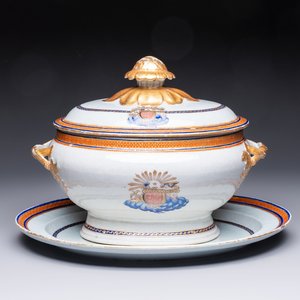 A Chinese export blue-and-orange-enamelled gilt-decorated covered tureen and stand with a Catholic Marian emblem, Jiaqing — photo 1