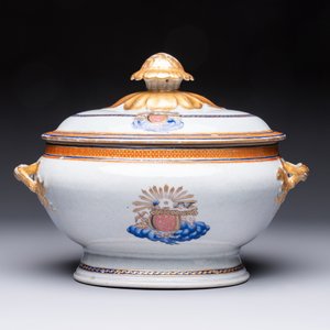 A Chinese export blue-and-orange-enamelled gilt-decorated covered tureen and stand with a Catholic Marian emblem, Jiaqing — photo 4