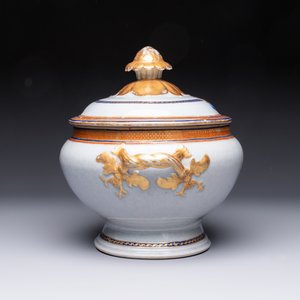 A Chinese export blue-and-orange-enamelled gilt-decorated covered tureen and stand with a Catholic Marian emblem, Jiaqing — photo 5