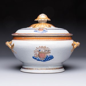 A Chinese export blue-and-orange-enamelled gilt-decorated covered tureen and stand with a Catholic Marian emblem, Jiaqing — photo 6