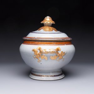 A Chinese export blue-and-orange-enamelled gilt-decorated covered tureen and stand with a Catholic Marian emblem, Jiaqing — photo 7