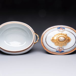 A Chinese export blue-and-orange-enamelled gilt-decorated covered tureen and stand with a Catholic Marian emblem, Jiaqing — photo 8